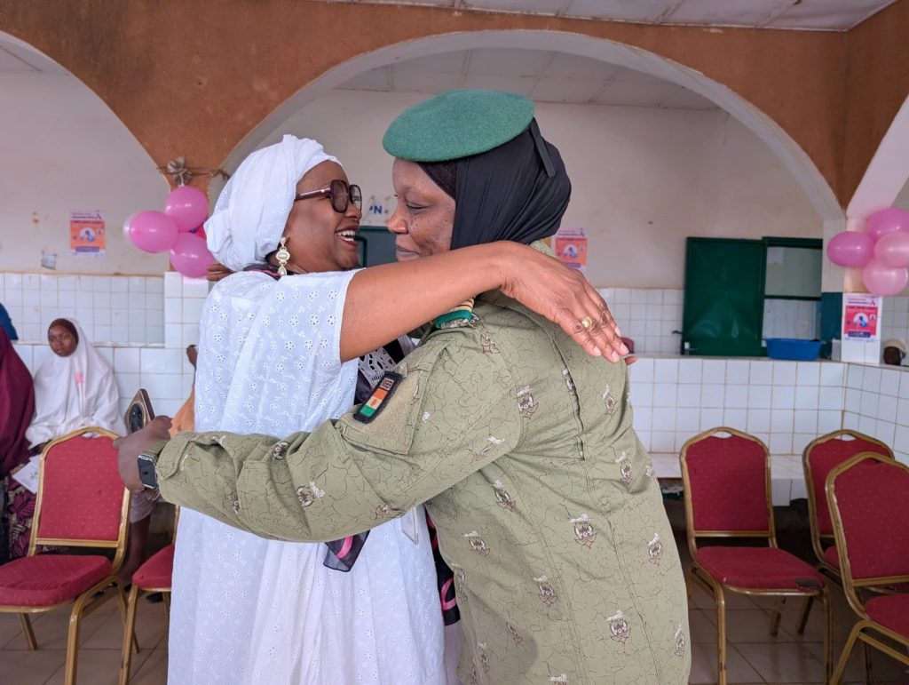 Accolade chaleureuse entre une responsable de la Clinique Afoua et une femme militaire