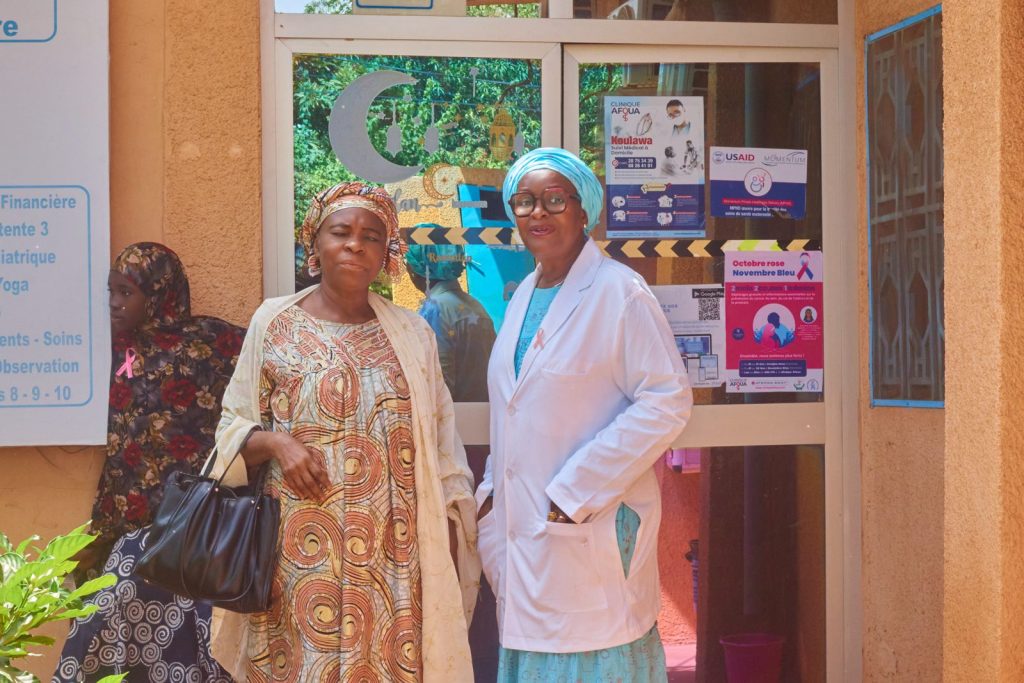 Accueil de la délégation de la CONGAFEN à l’entrée de la Clinique Afoua à Niamey