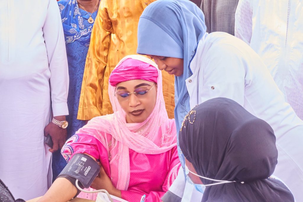 Madame Aminatou Soumana Gorotati se fait dépister devant la communauté avec l’équipe de la Clinique Afoua