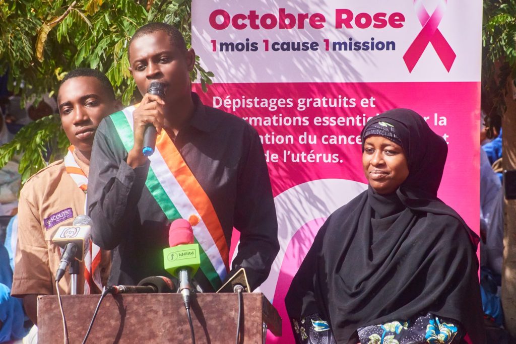 Prise de parole d’un représentant des autorités locales lors d’Octobre Rose à Liboré