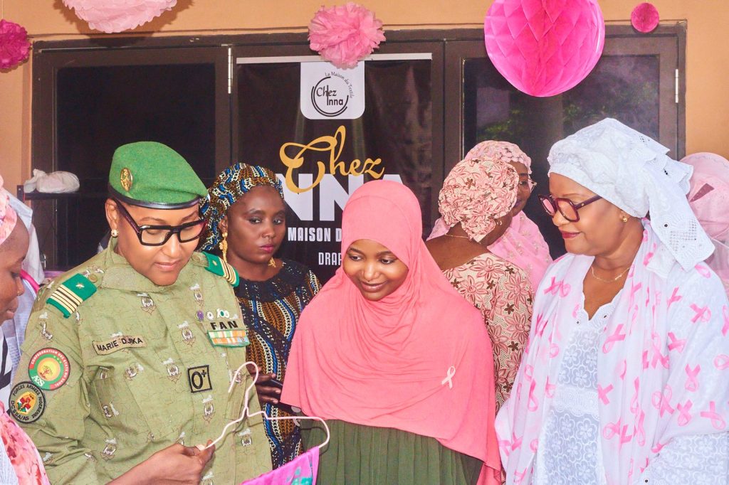 Le Médecin Colonel Major Mariama Djika, Administrateur Délégué de la commune I de Niamey, visitant les stands des femmes entrepreneures lors d’Octobre Rose