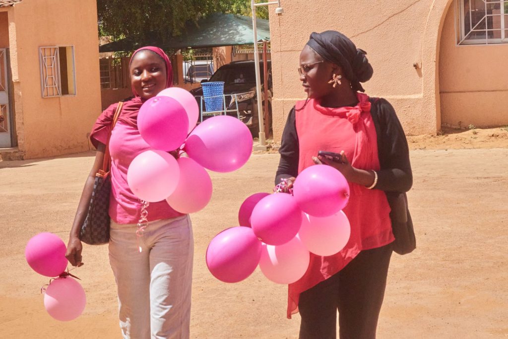 Étudiantes portant des ballons roses lors de la journée Octobre Rose à l’ESCAE