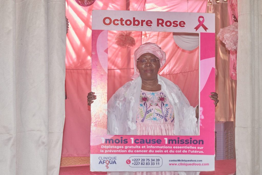 Membre de la CONGAFEN posant dans le cadre photo Octobre Rose de la Clinique Afoua