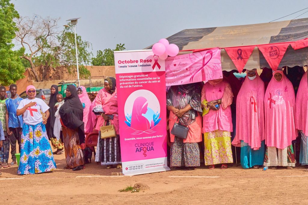 Campagne Octobre Rose 2026 à Dosso : femmes en tenue rose devant le stand de la Clinique Afoua