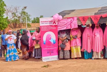 Campagne Octobre Rose 2026 à Dosso : femmes en tenue rose devant le stand de la Clinique Afoua