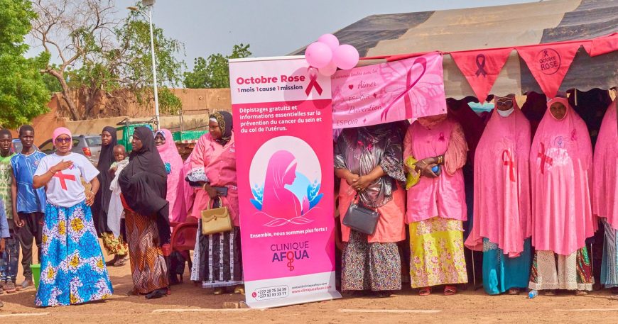 Campagne Octobre Rose 2026 à Dosso : femmes en tenue rose devant le stand de la Clinique Afoua