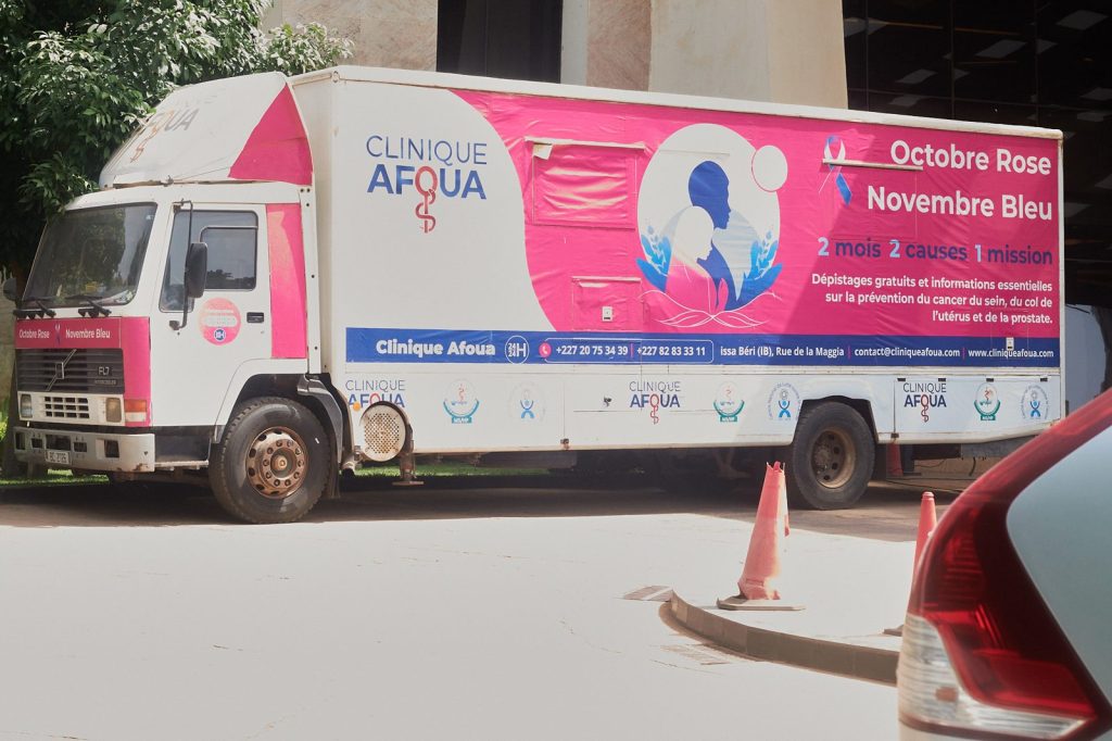 La clinique mobile Afoua Octobre Rose et Novembre Bleu stationnée à l’Hôtel Bravia