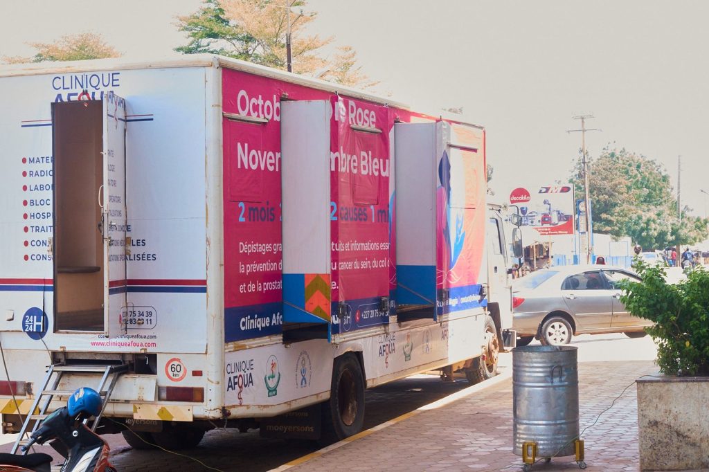 La clinique mobile Afoua garée devant le centre commercial Niamey Mall