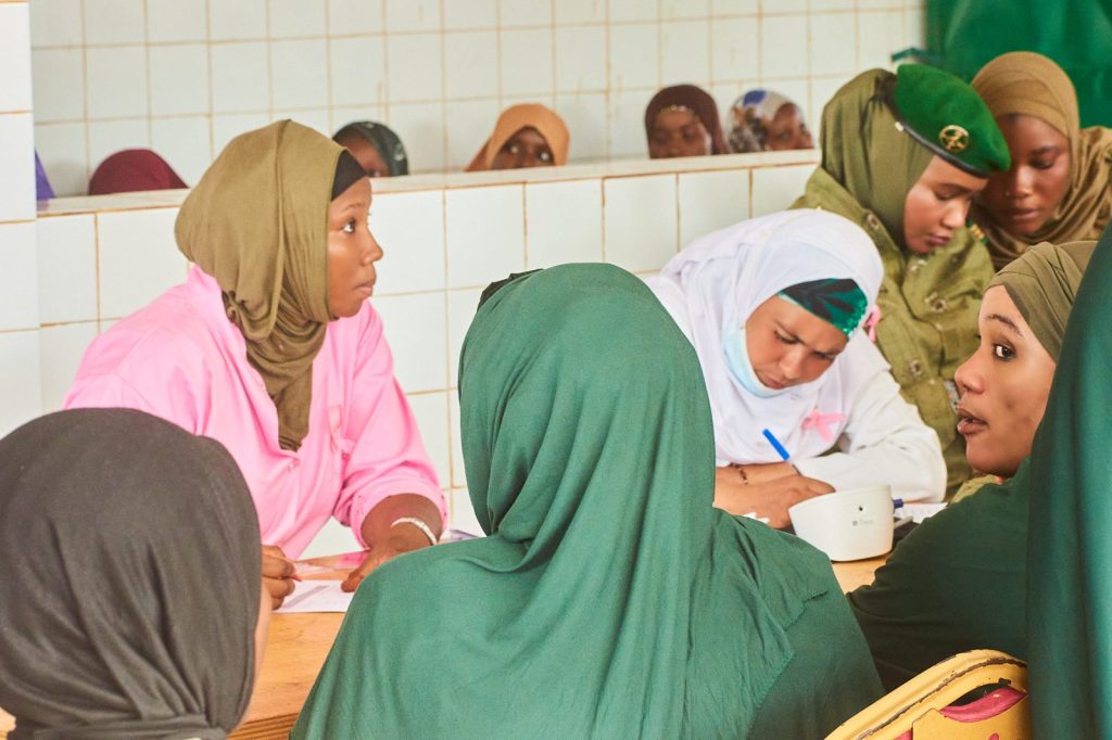 Consultation de dépistage gratuit d’une femme en uniforme par l’équipe médicale de la Clinique Afoua