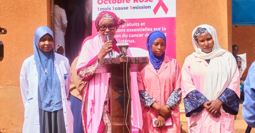 Dépistage à Koira Tegui : prise de parole devant le kakemono Octobre Rose de la Clinique Afoua au CSI