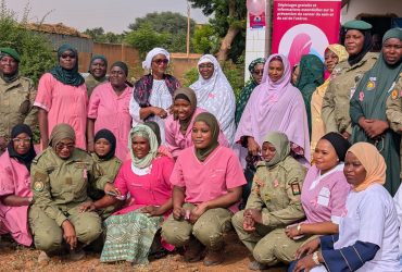 Dépistage du cancer du sein : l’équipe de la Clinique Afoua réunie avec des femmes des Forces de Défense et de Sécurité