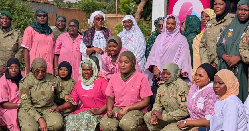 Dépistage du cancer du sein : l’équipe de la Clinique Afoua réunie avec des femmes des Forces de Défense et de Sécurité
