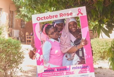 Dépistage chez les jeunes : étudiantes de l’ESCAE réunies dans le cadre photo Octobre Rose de la Clinique Afoua