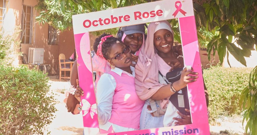 Dépistage chez les jeunes : étudiantes de l’ESCAE réunies dans le cadre photo Octobre Rose de la Clinique Afoua