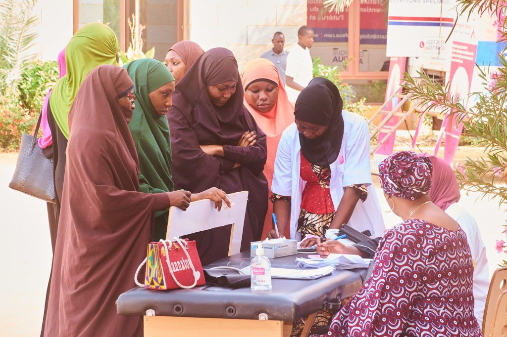 Étudiantes de l’Université Islamique de Niamey s’inscrivant au dépistage gratuit de la Clinique Afoua