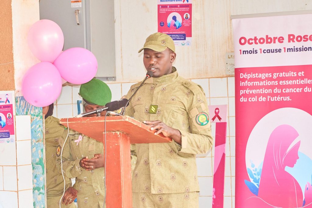 Discours d’un militaire devant le kakemono Octobre Rose de la Clinique Afoua