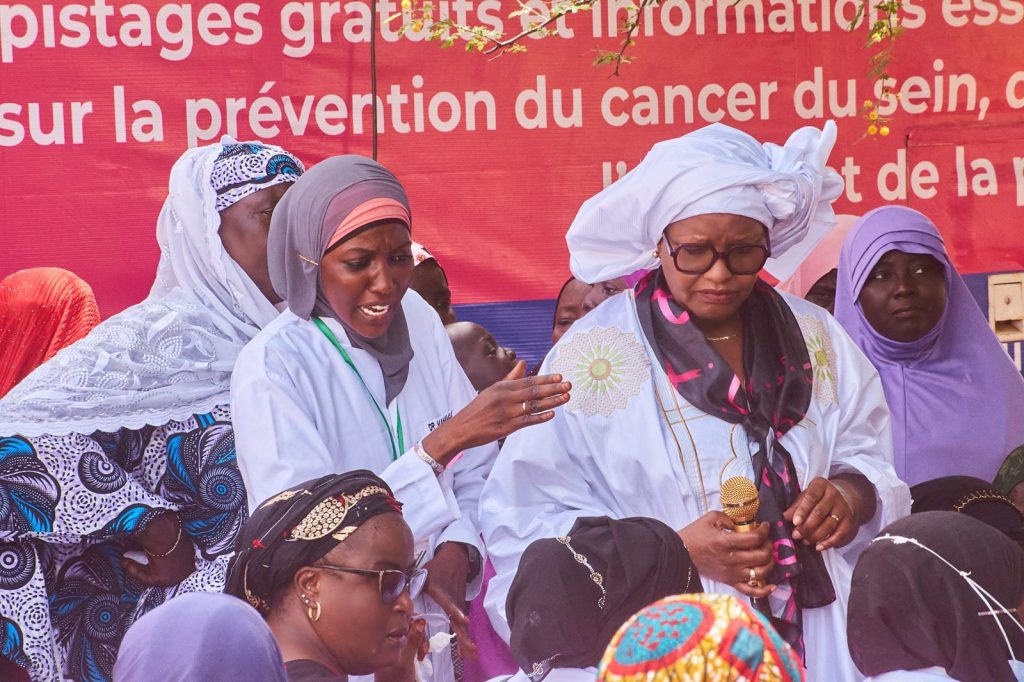 Échanges entre l’équipe médicale de la Clinique Afoua et les femmes de Harikanassou