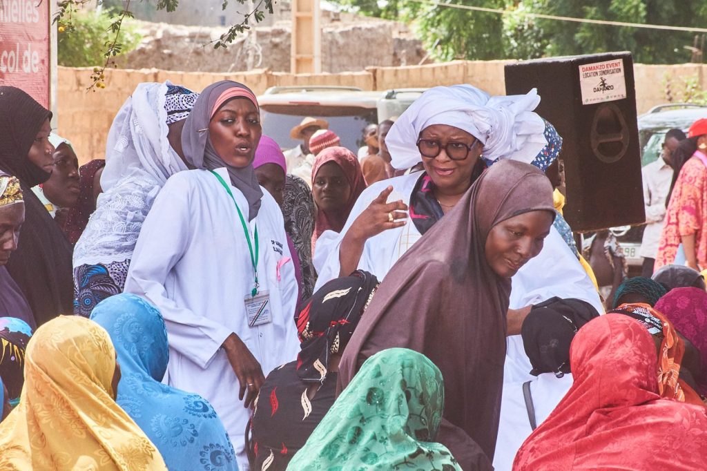 Équipe médicale de la Clinique Afoua au milieu des participantes à Harikanassou