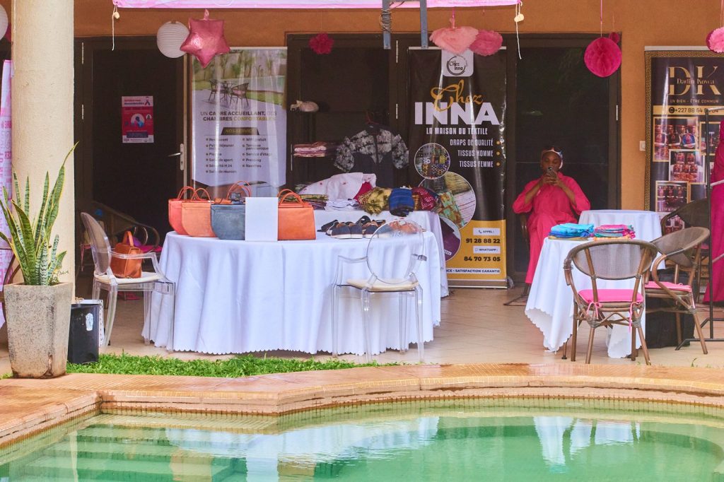 Stands de l’exposition vente des femmes entrepreneures au bord de la piscine du FAYEL Appart Hôtel