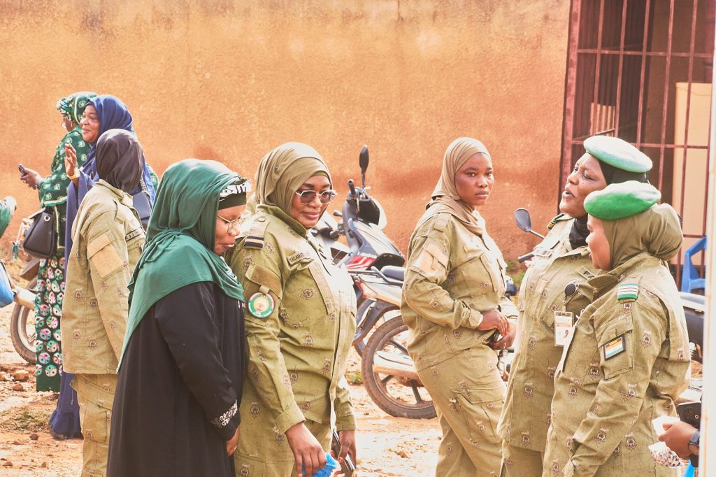 Échanges entre femmes militaires lors de la journée Octobre Rose 2026