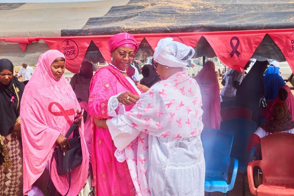 Échanges entre participantes lors du lancement d’Octobre Rose à Dosso