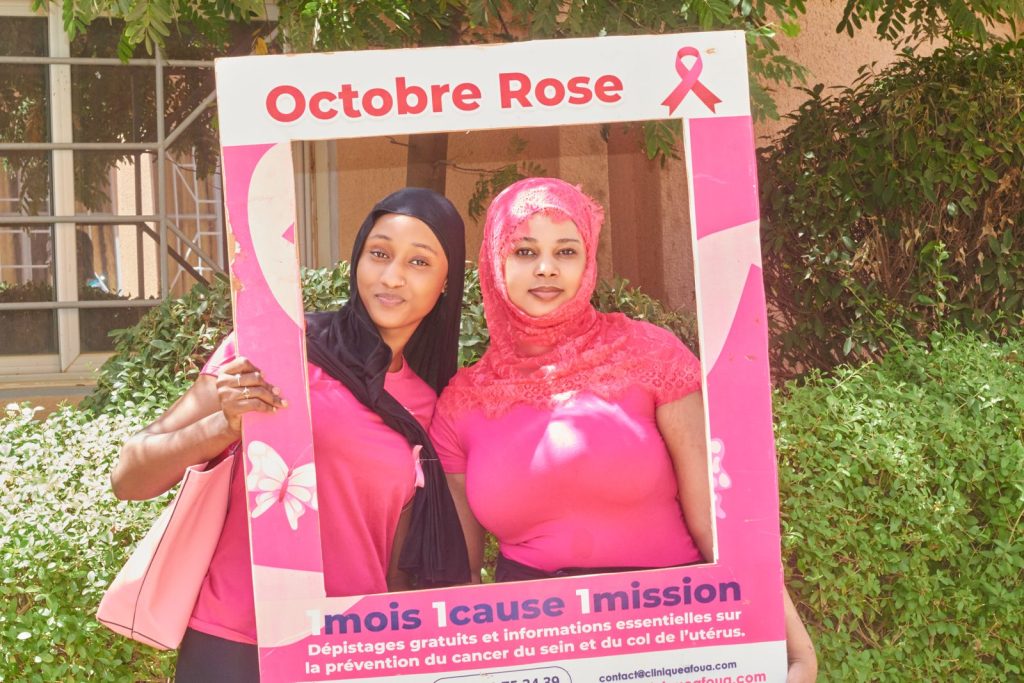 Deux étudiantes de l’ESCAE vêtues de rose dans le cadre photo Octobre Rose