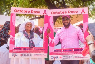Octobre Rose à Dosso : l’équipe de la Clinique Afoua avec les cadres photo de la campagne à Harikanassou