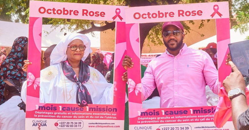Octobre Rose à Dosso : l’équipe de la Clinique Afoua avec les cadres photo de la campagne à Harikanassou