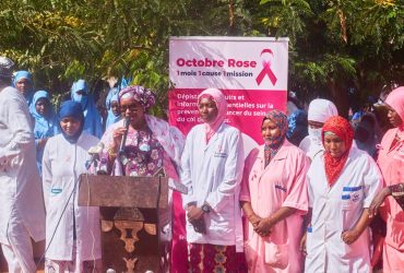 Octobre Rose à Liboré : l’équipe médicale de la Clinique Afoua réunie au pupitre devant la population