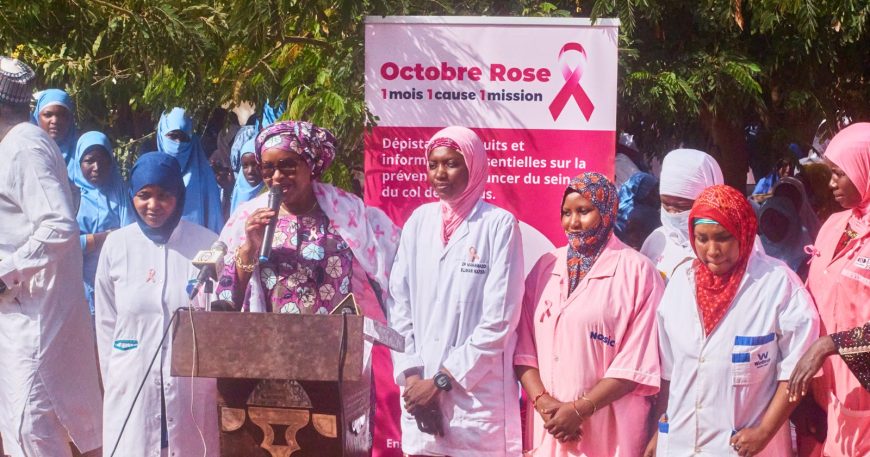 Octobre Rose à Liboré : l’équipe médicale de la Clinique Afoua réunie au pupitre devant la population