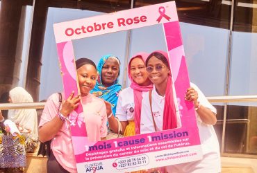 Octobre Rose à Niamey Mall : quatre femmes souriantes dans le cadre photo de la Clinique Afoua