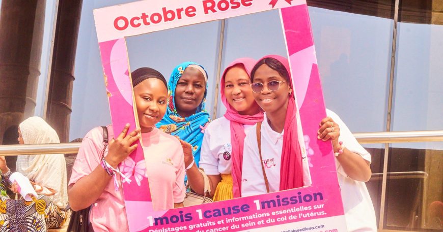 Octobre Rose à Niamey Mall : quatre femmes souriantes dans le cadre photo de la Clinique Afoua