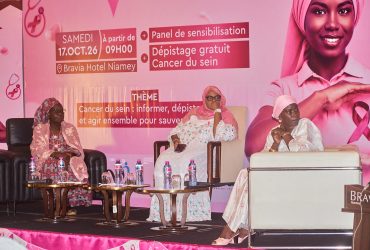 Panel sur le cancer du sein à l’Hôtel Bravia de Niamey : intervenantes sur scène devant la banderole du 17 octobre 2026