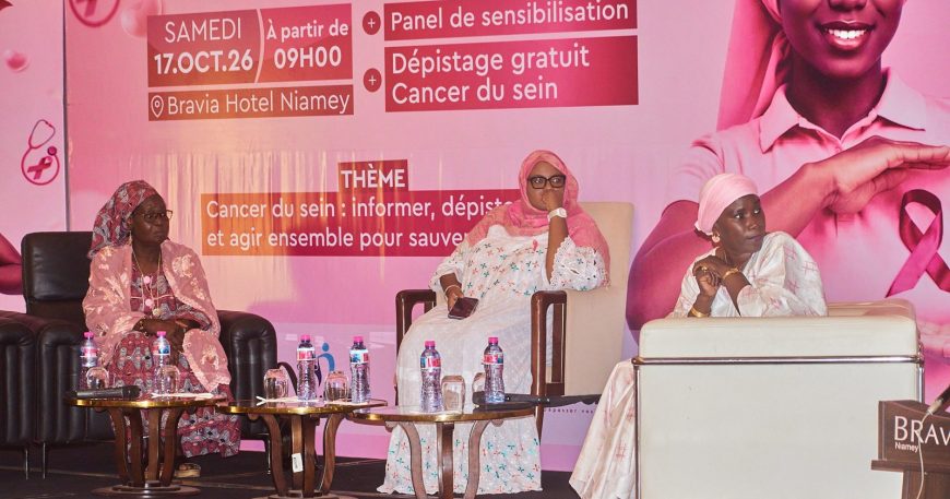 Panel sur le cancer du sein à l’Hôtel Bravia de Niamey : intervenantes sur scène devant la banderole du 17 octobre 2026