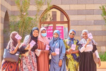 Prévention du cancer du col : étudiantes de l’Université Islamique de Niamey avec les dépliants de la Clinique Afoua