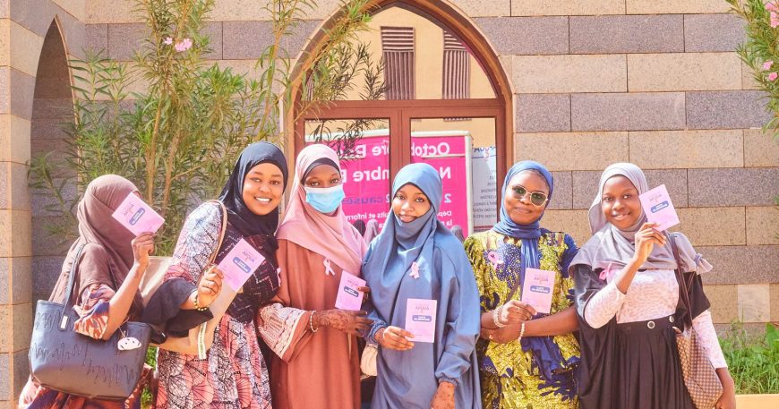 Prévention du cancer du col : étudiantes de l’Université Islamique de Niamey avec les dépliants de la Clinique Afoua