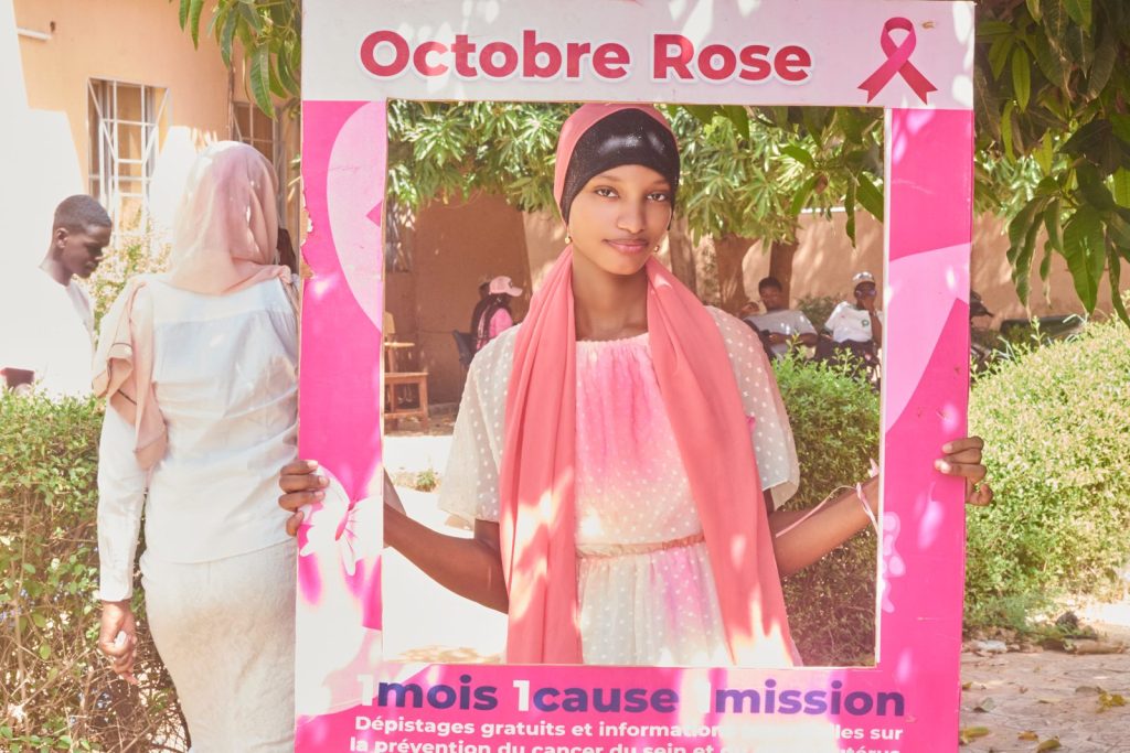 Jeune étudiante posant dans le cadre Octobre Rose de la Clinique Afoua