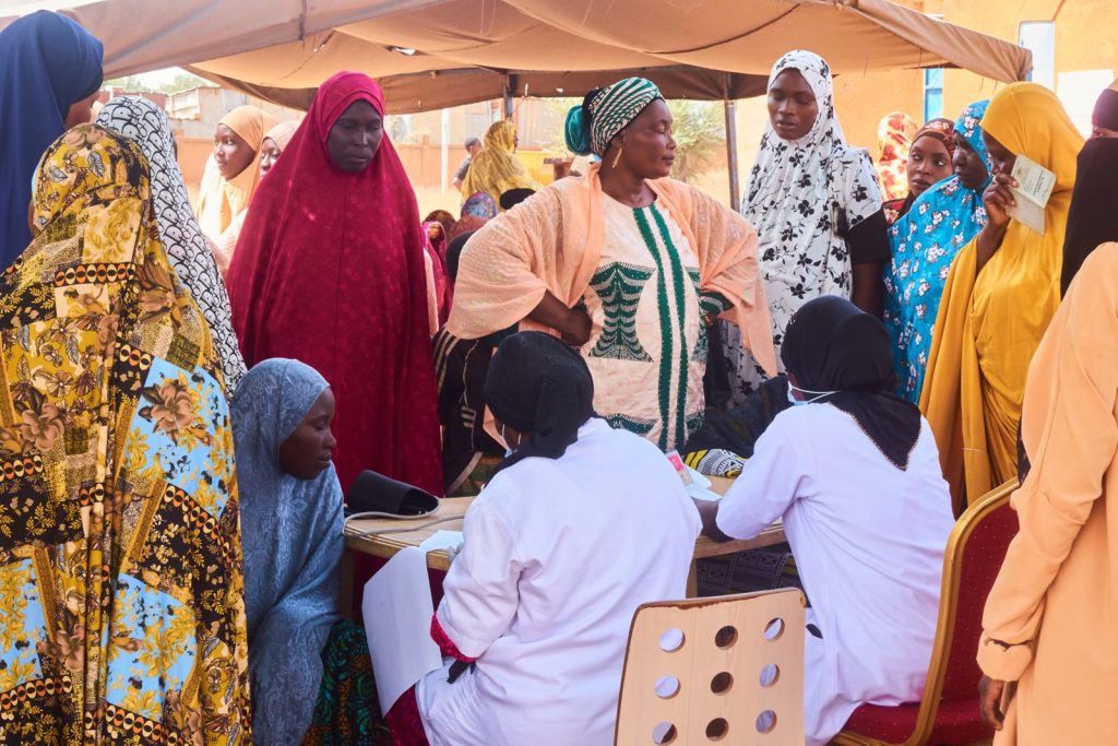 Femmes attendant leur consultation de dépistage du cancer du sein et du col au CSI de Koira Tegui
