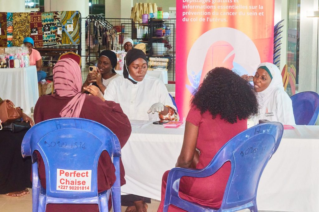 Visiteuses de Niamey Mall échangeant avec l’équipe de la Clinique Afoua
