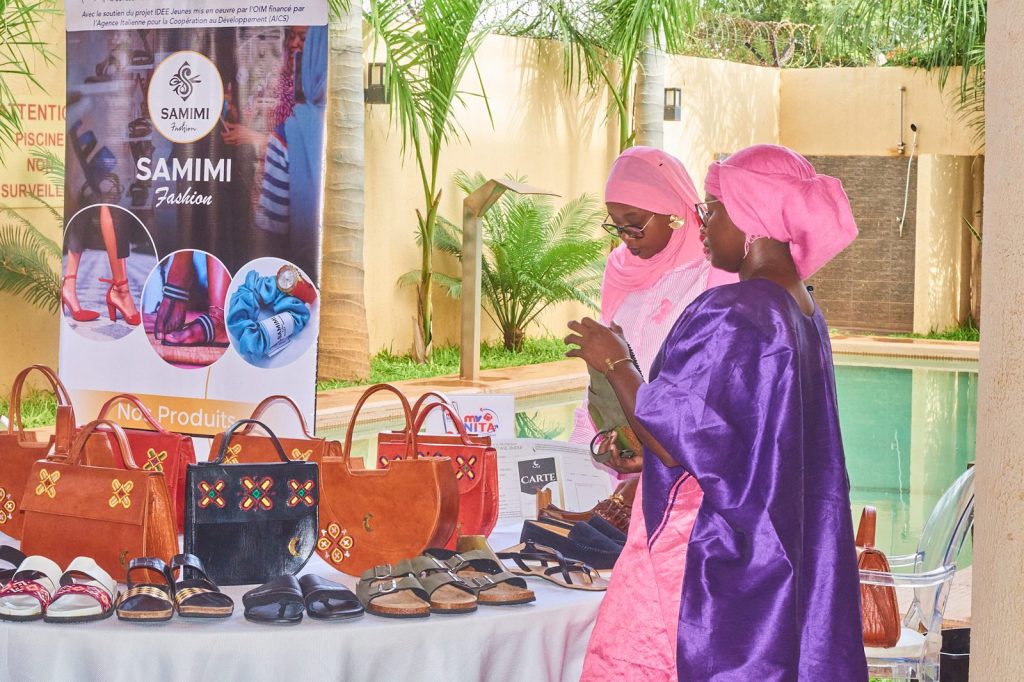 Stand de sacs et chaussures d’une femme entrepreneure lors de l’exposition vente Octobre Rose