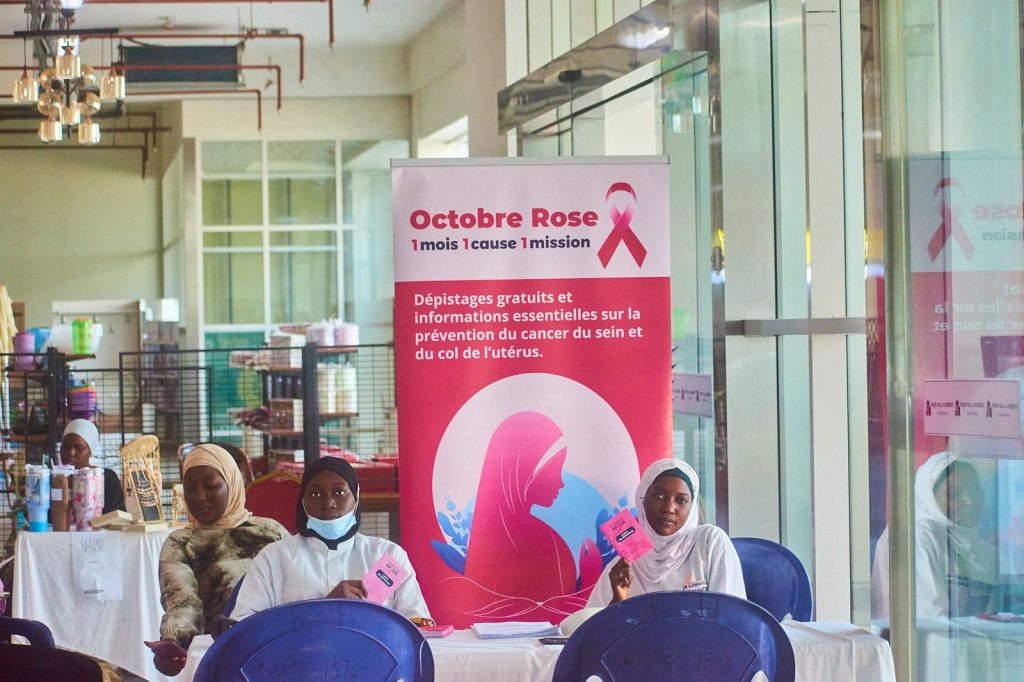 Stand de dépistage Octobre Rose de la Clinique Afoua dans la galerie de Niamey Mall